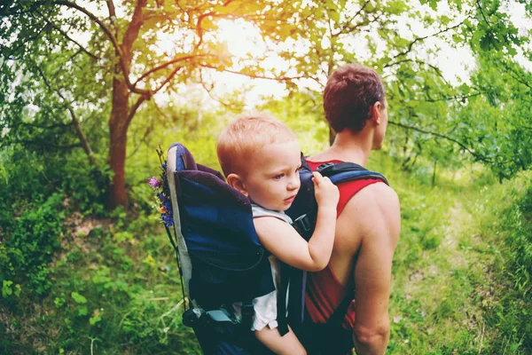 Hombre Lleva Niño Una Mochila Viajar Con Niños Niño Camina — Foto de Stock