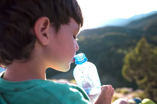 Ένα Παιδί Πίνει Νερό Από Ένα Μπουκάλι Αγόρι Quenches Δίψα — Φωτογραφία Αρχείου