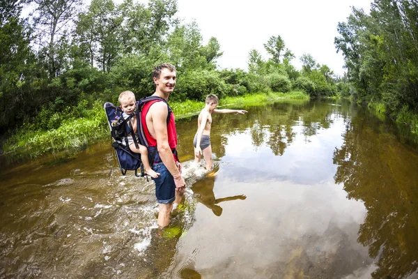 Ein Mann Mit Kind Überquert Den Fluss Der Vater Trägt — Stockfoto