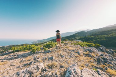 gün batımına karşı Dağları aşarak kızı çalışır. doğada bir sporcu eğitim.