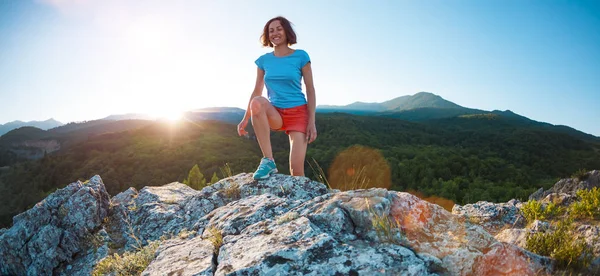 Ein Mädchen Rennt Den Bergen Eine Frau Treibt Sport Der — Stockfoto