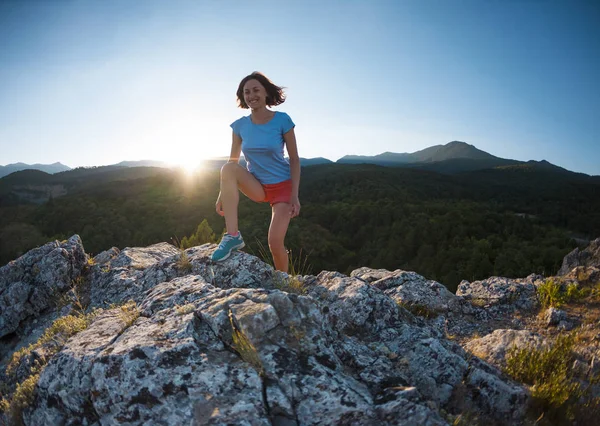 Uma Rapariga Está Correr Nas Montanhas Uma Mulher Entra Para — Fotografia de Stock