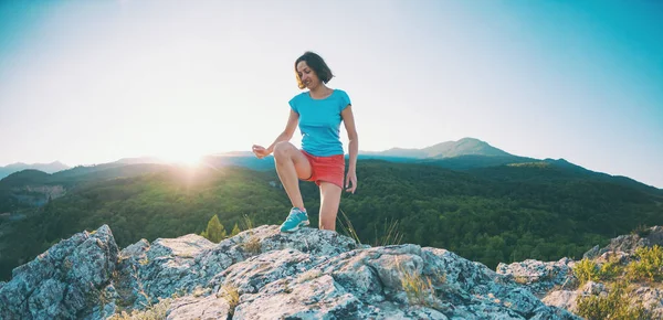 Een Meisje Wordt Uitgevoerd Bergen Een Vrouw Gaat Voor Sporten — Stockfoto