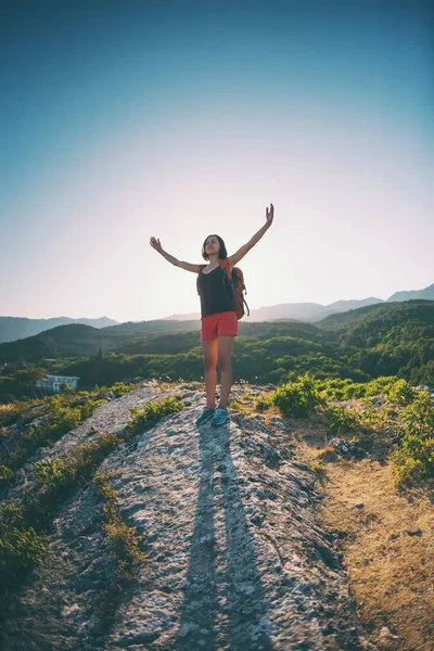 Chica Cima Montaña Una Mujer Con Una Mochila Está Pie —  Fotos de Stock
