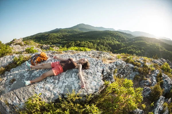 Дівчина Рюкзаком Лежить Вершині Гори Заході Сонця Жінка Займається Йогою — стокове фото