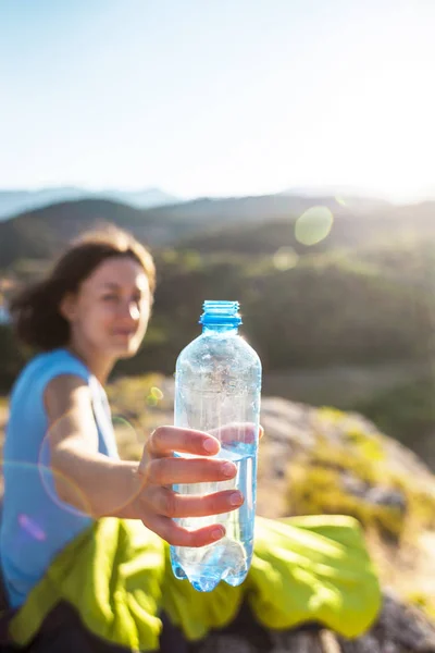 Una Mujer Sostiene Una Botella Agua Una Chica Sienta Cima —  Fotos de Stock