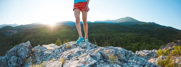 Uma Rapariga Está Correr Nas Montanhas Uma Mulher Entra Para — Fotografia de Stock