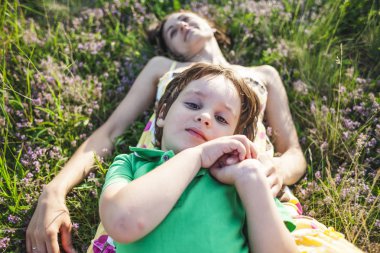 Oğlan ve annesi çayırda yalan söylüyorsun. Bir kadın ve oğlu batan güneşin alanına yürüyor. Çocuk ile anne doğa üzerinde zaman harcıyor.