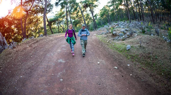 Amigos Vão Numa Estrada Pedregosa Uma Mulher Homem Estão Caminhar — Fotografia de Stock