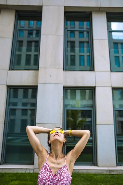 Retrato Uma Menina Bonita Uma Mulher Magra Óculos Fica Uma — Fotografia de Stock