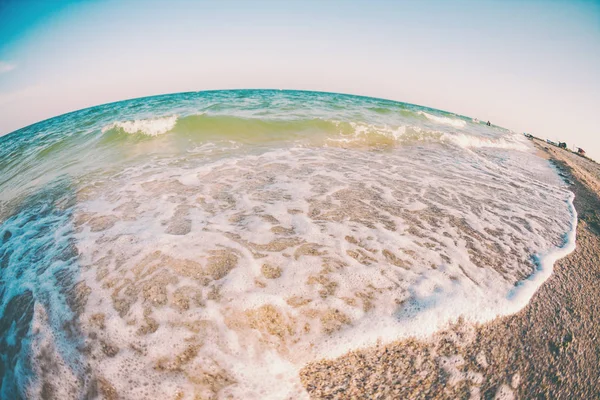 夕日の海岸 海の海岸 砂浜の海岸で波が割れる — ストック写真