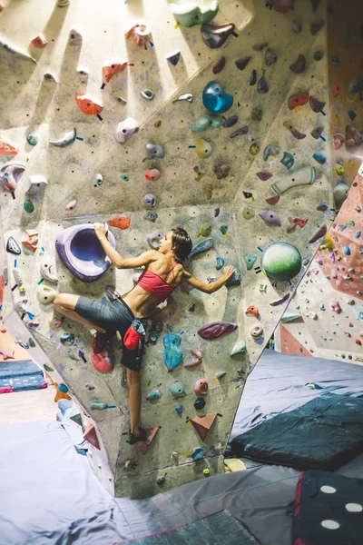 Treinamento Força Resistência Alpinista Treina Parede Escalada Uma Mulher Treina — Fotografia de Stock