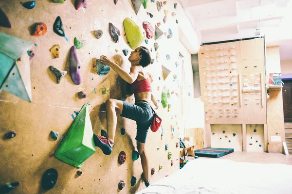 Alpinista Treina Parede Escalada Uma Mulher Treina Para Subir Num — Fotografia de Stock