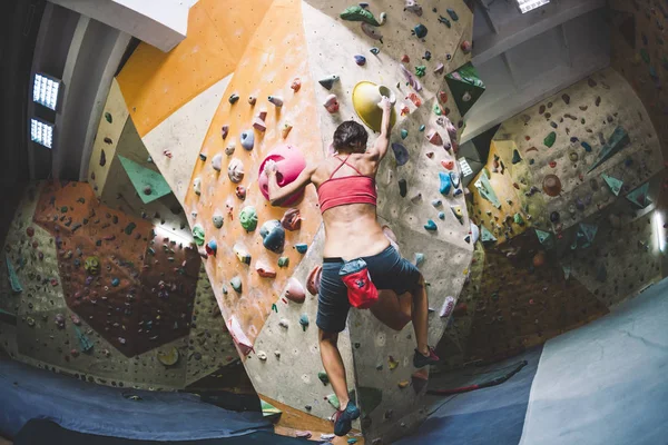 Arrampicatore Allena Sulla Parete Arrampicata Una Donna Allena Arrampicarsi Rilievo — Foto Stock