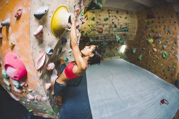 Wspinacz Pociągi Ścianie Wspinaczkowej Kobieta Pociągi Wspinaczki Sztucznej Ulgę Szczupła — Zdjęcie stockowe