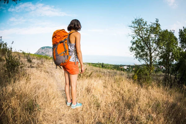 Una Mujer Viaja Con Una Mochila Niña Subió Cima Montaña — Foto de Stock