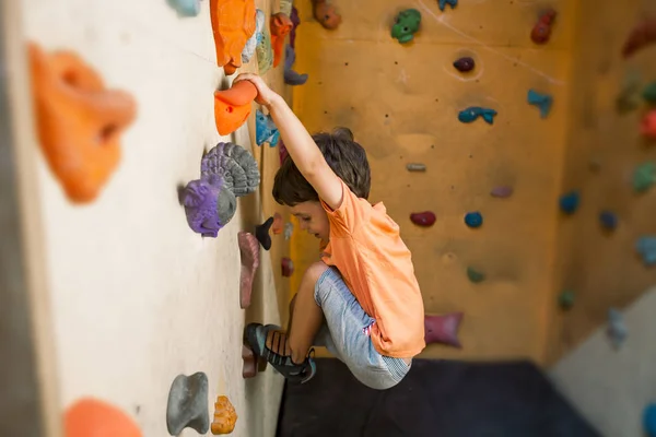 Climber Trains Climbing Wall Boy Trained Climb Artificial Relief Child — Stock Photo, Image