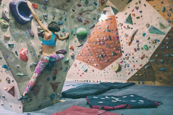 Сила Витривалість Тренування Альпініст Тренується Скелелазній Стіні Жінка Тренується Підніматися — стокове фото