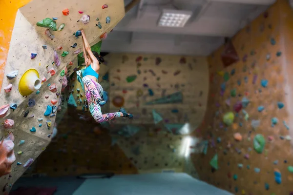 Treinamento Força Resistência Alpinista Treina Parede Escalada Uma Mulher Treina — Fotografia de Stock