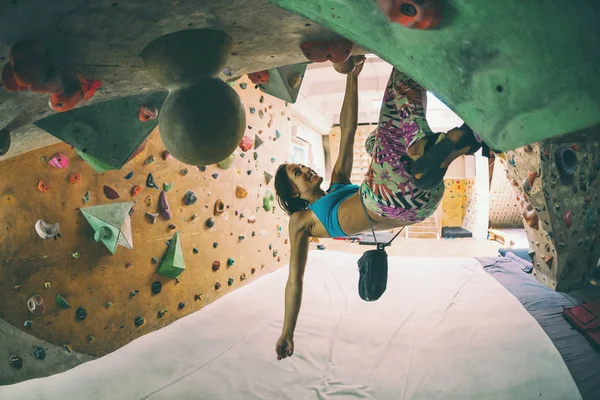 Escalador Entrena Muro Escalada Una Mujer Entrena Para Trepar Sobre —  Fotos de Stock