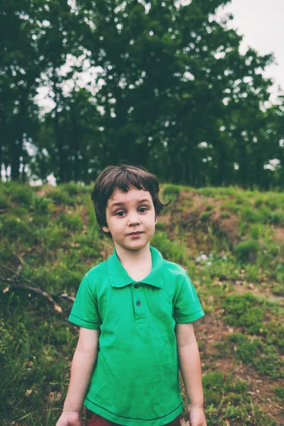 Retrato Rapaz Criança Caminha Parque Miúdo Bonito Floresta — Fotografia de Stock