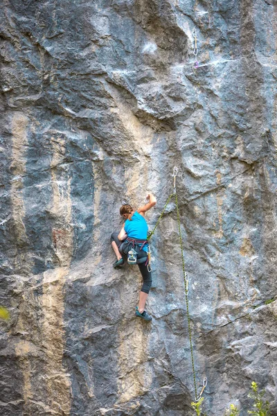 登山者正在训练攀登岩石 坚强的女孩克服了艰难的攀登路线 积极的生活方式 极端的爱好 女人在大自然中参加体育运动 — 图库照片