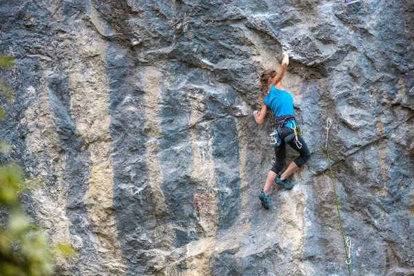 Rapariga Sobe Rocha Alpinista Está Treinando Para Escalar Rocha Atleta — Fotografia de Stock