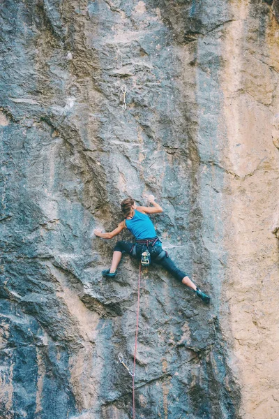 Rapariga Sobe Rocha Alpinista Está Treinando Para Escalar Rocha Atleta — Fotografia de Stock