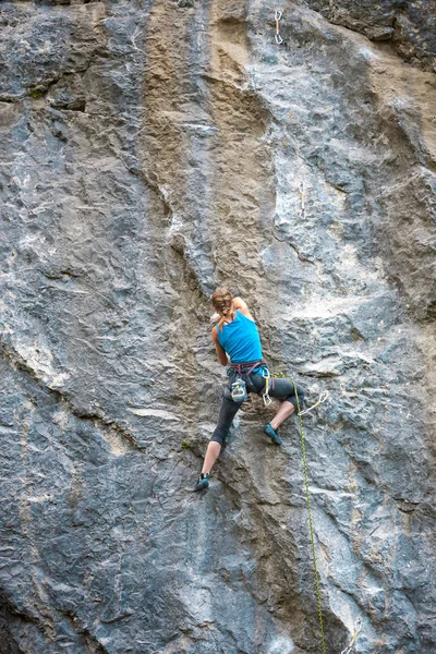 Het Meisje Klimt Rots Klimmer Opleiding Beklimmen Van Rots Een — Stockfoto
