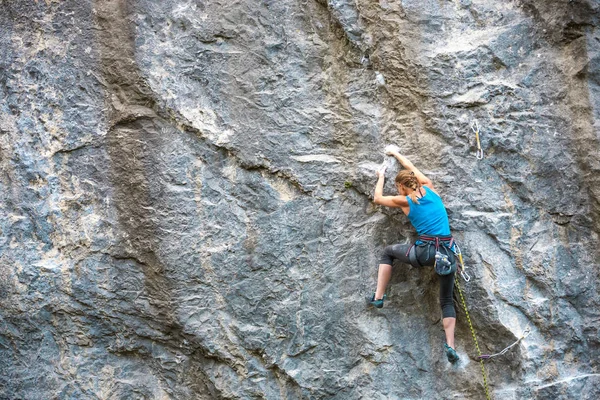 Grimpeur Entraîne Escalader Rocher Une Fille Forte Surmonte Une Route — Photo