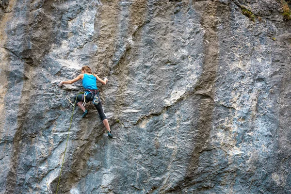 Climber Training Climb Rock Strong Girl Overcomes Difficult Climbing Route — Stock Photo, Image