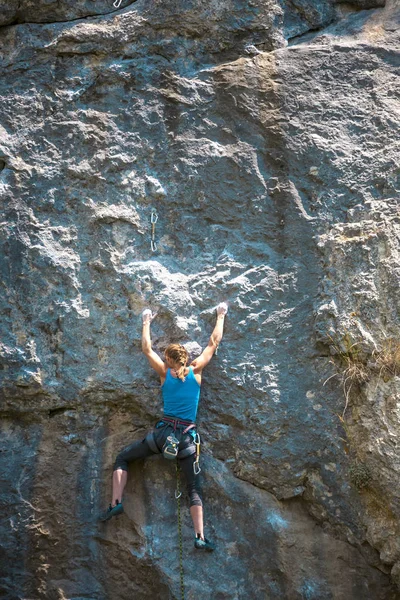 Grimpeur Entraîne Escalader Rocher Une Fille Forte Surmonte Une Route — Photo