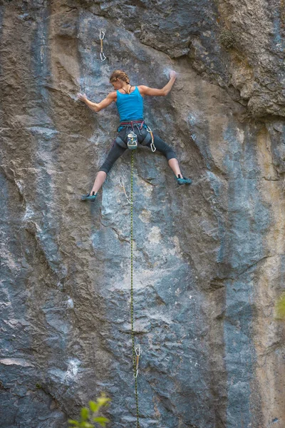 女孩爬上岩石 登山者正在训练攀登岩石 强壮的运动员克服了艰难的攀登路线 极端的爱好 一个女人在大自然中参加体育运动 自然岩石地形 — 图库照片