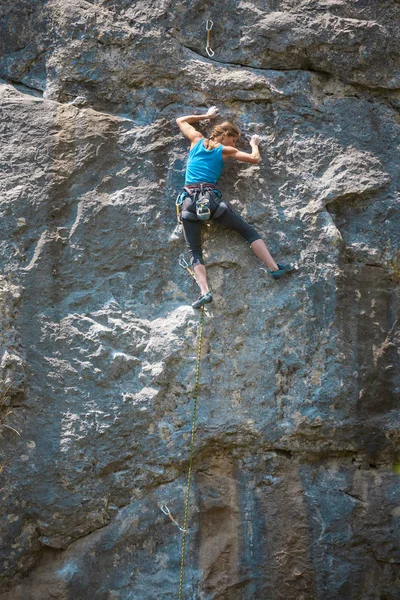 Rapariga Sobe Rocha Alpinista Está Treinando Para Escalar Rocha Atleta — Fotografia de Stock