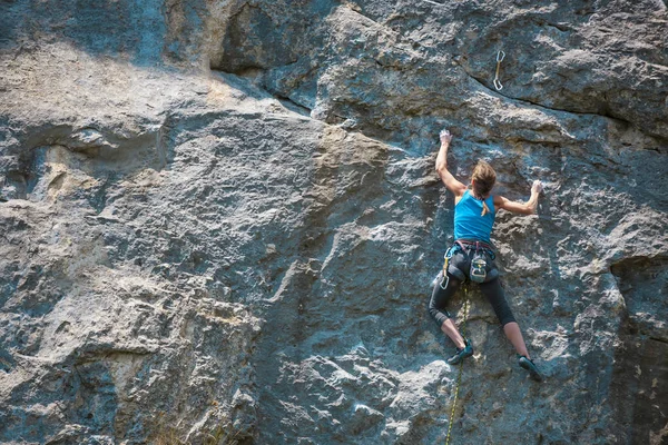 クライマー岩を登るためのトレーニングです 強い女の子は克服困難な登山ルートです アクティブなライフ スタイル 極端な趣味 女性は 自然の中のスポーツのために行く — ストック写真