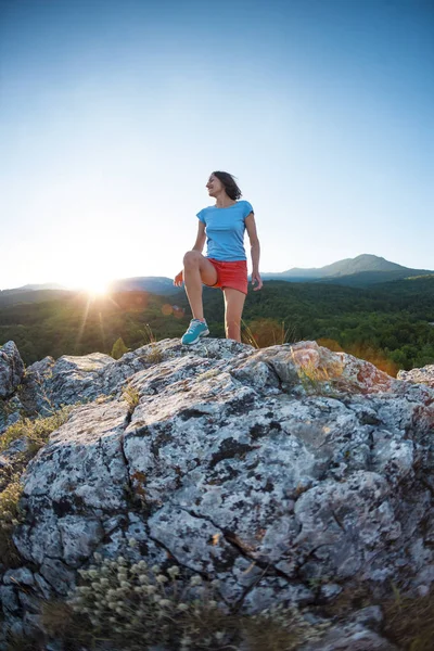 Una Ragazza Sta Correndo Montagna Una Donna Sport Nella Natura — Foto Stock