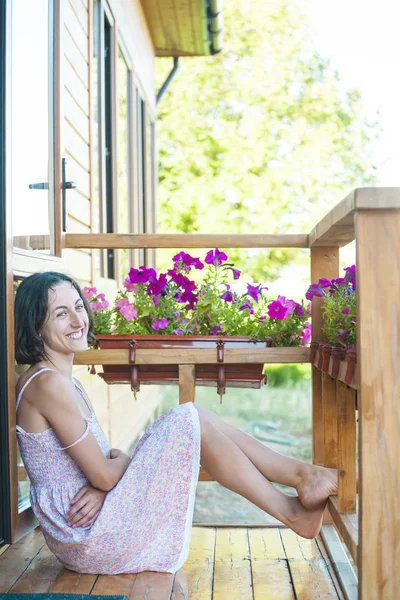 Chica Está Sentada Suelo Madera Terraza Una Mujer Descalza Descansa — Foto de Stock