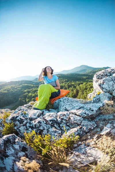 Una Donna Seduta Sacco Pelo Tramonto Campeggio Cima Una Montagna — Foto Stock