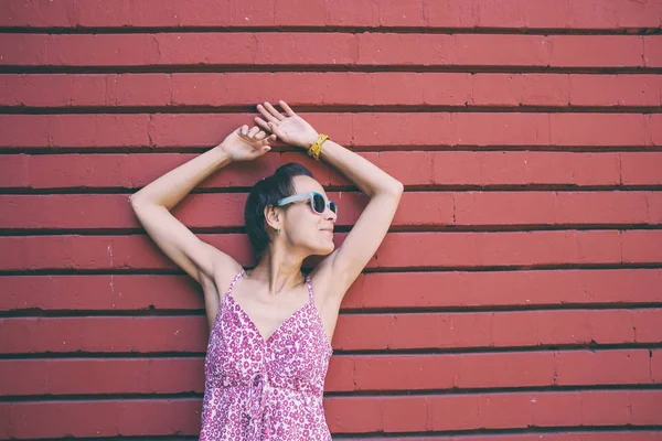 Menina Fundo Uma Parede Colorida Uma Mulher Óculos Anda Pela — Fotografia de Stock