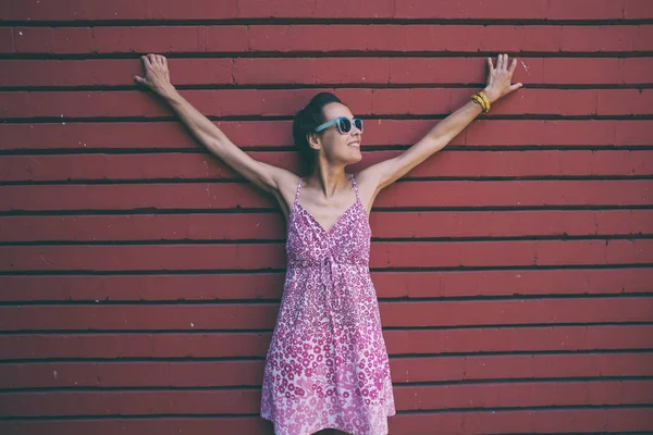 Menina Fundo Uma Parede Colorida Uma Mulher Óculos Anda Pela — Fotografia de Stock