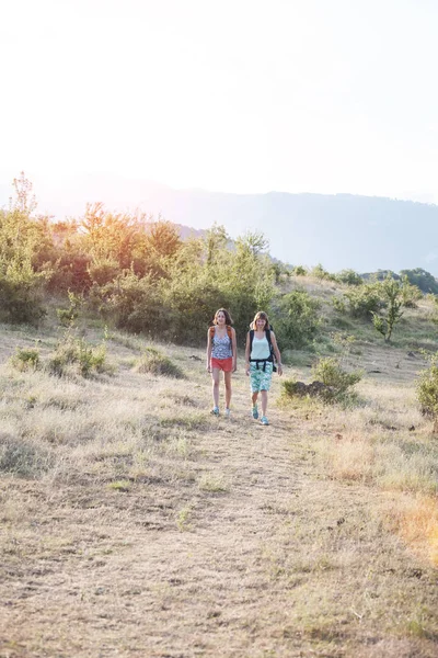 Dos Mujeres Con Mochilas Viajan Por Las Montañas Las Chicas — Foto de Stock