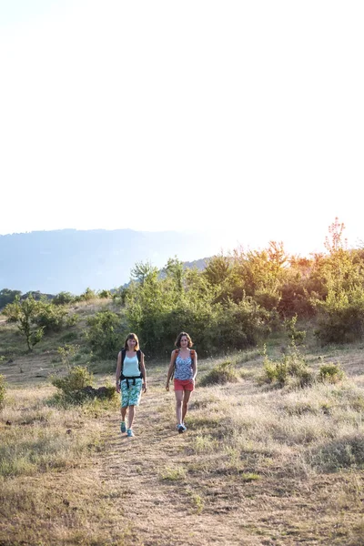 Dvě Ženy Batohy Cestování Horách Dívky Jsou Procházky Horské Cestě — Stock fotografie