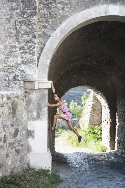 Femeie Îmbrăcată Într Rochie Urcă Zid Cărămidă Fata Urcă Gard — Fotografie, imagine de stoc