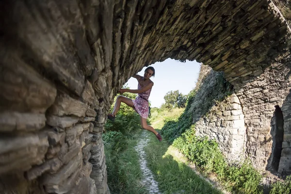 Chica Trepa Por Muro Piedra Una Mujer Vestido Verano Sube — Foto de Stock