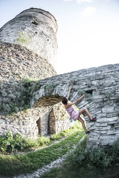 Chica Trepa Por Muro Piedra Una Mujer Vestido Verano Sube — Foto de Stock