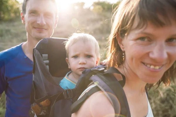 Família Viaja Com Criança Uma Mulher Carrega Filho Numa Mochila — Fotografia de Stock