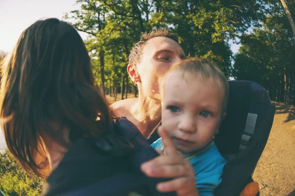 Familjen Tillbringar Tid Tillsammans Naturen Kärleksfull Fader Kyssar Barnet Man — Stockfoto