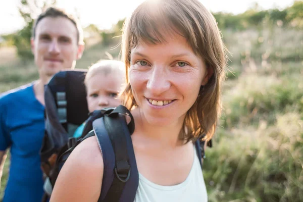 Família Viaja Com Criança Uma Mulher Carrega Filho Numa Mochila — Fotografia de Stock