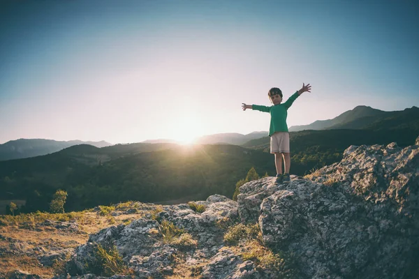 Хлопчик Вершині Гори Заході Сонця Дитина Піднявся Вершину Активний Відпочинок — стокове фото
