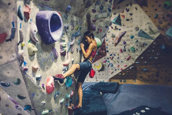 Entrenamiento Fuerza Resistencia Escalador Entrena Muro Escalada Una Mujer Entrena —  Fotos de Stock